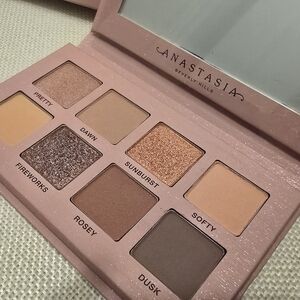 Anastasia Beverly Hills Eyeshadow Palette - Soft Pink and Bronze Hues
